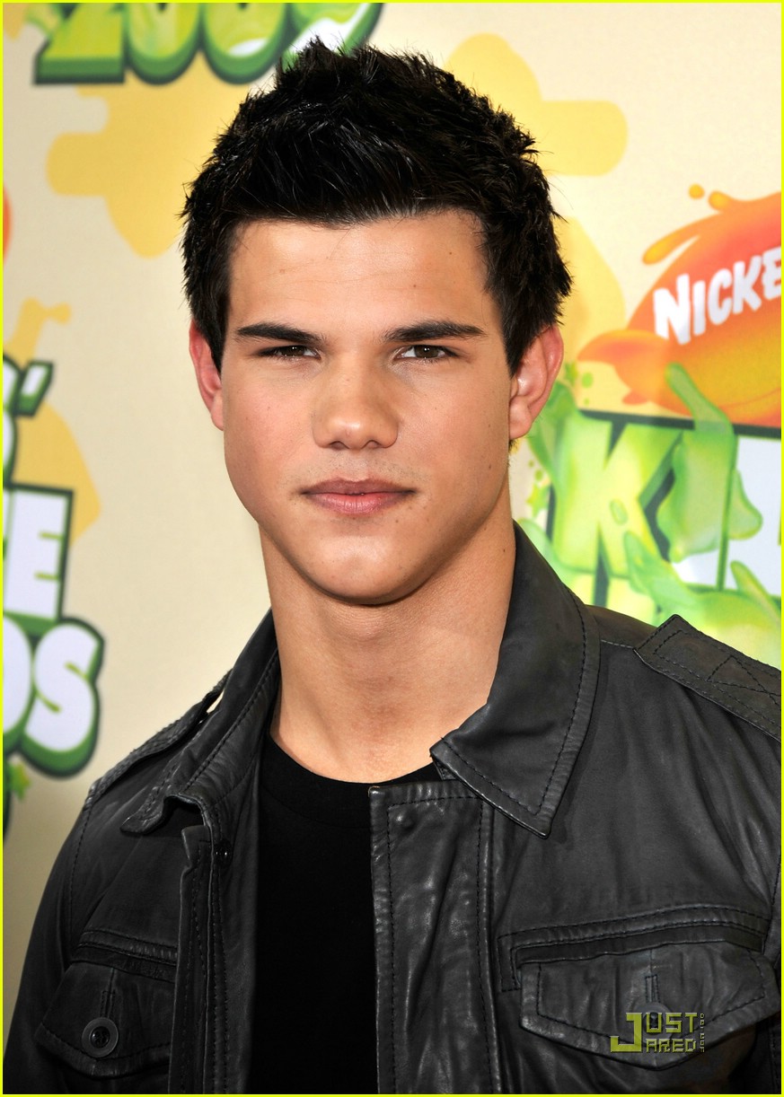 taylor-lautner-demi-lovato-2009-kids-choice-awards-05[1].jpg