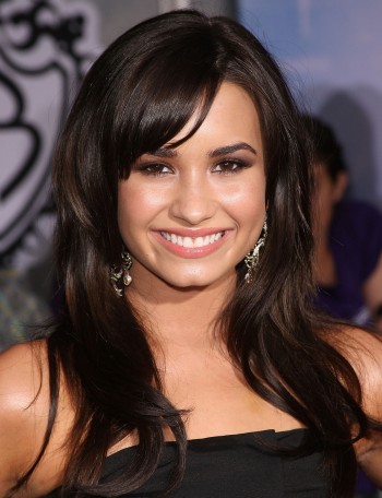 Demi%20Lovato%20loves%20milk%20the%20pub![1].jpg